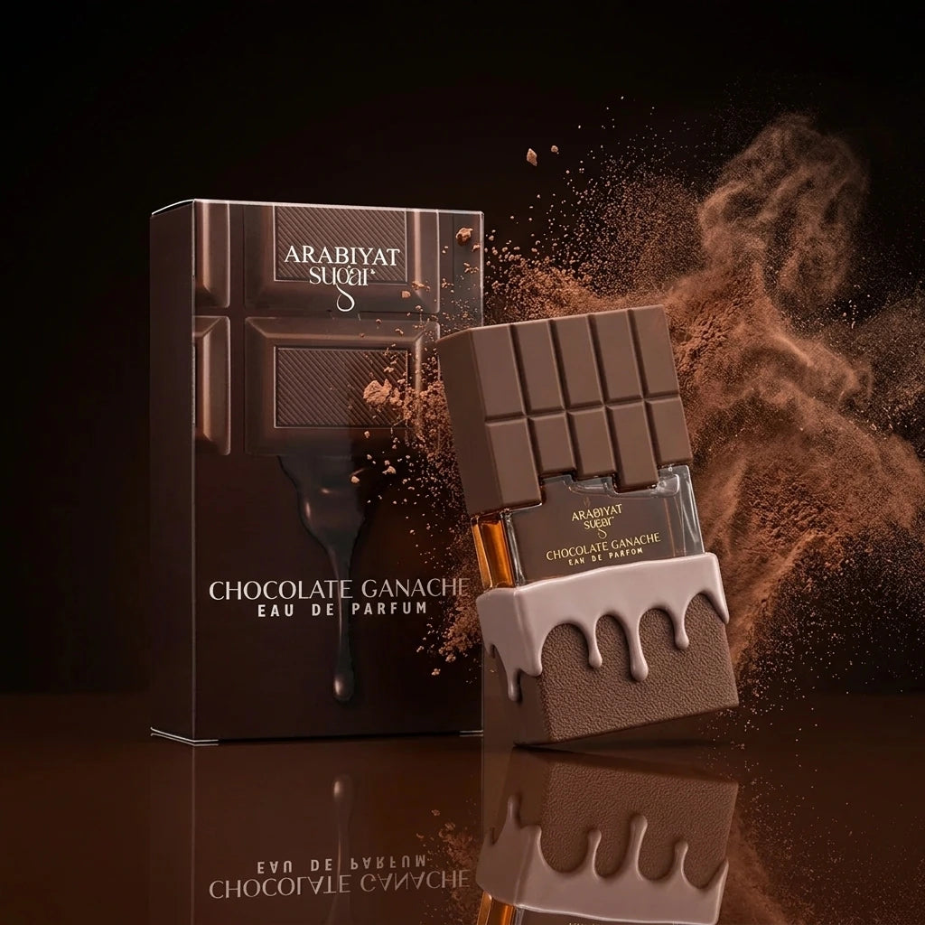 Angle : Vue oblique dynamique à mi-hauteur.  Scène : Le flacon et la boîte sont présentés sur une surface laquée marron glacé ultra-brillante. Au moment de la prise de vue, un nuage graphique et vaporeux de fine poudre de cacao est figé dans l'air, enveloppant subtilement le côté droit de la composition. La lumière traverse le flacon pour souligner ses formes tridimensionnelles.  Fond : Un dégradé de studio allant du marron très foncé au noir mat. (gemini-3.1-flash-image-preview)