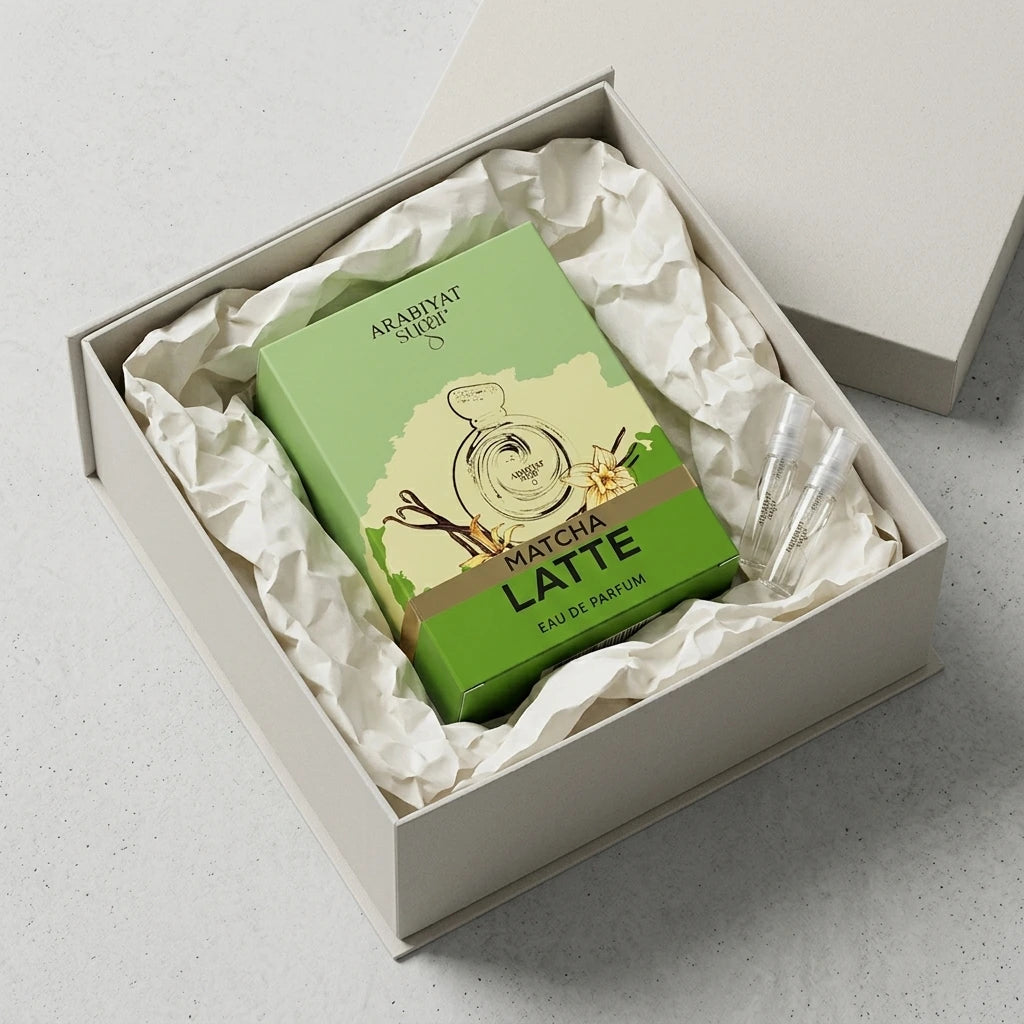 Angle : Vue de trois-quarts haut ($30^\circ$).Scène : Le carton de l'image image_888573.jpg est délicatement couché à l'intérieur d'un coffret de présentation e-commerce ouvert. Il est niché au milieu de papier de soie froissé d'un blanc crème impeccable. Deux petits flacons d'échantillons transparents sont discrètement posés dans un coin pour compléter la composition.Fond : Une surface de studio gris béton très clair et minimaliste. (gemini-3.1-flash-image-preview)