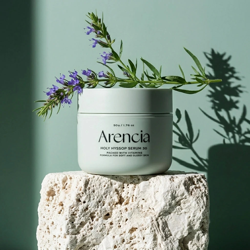 Angle : Pile en face du produit (Eye-level shot), centré.  Scène : Une composition brute et naturelle. Le pot est fermé avec son couvercle assorti céladon. Il est placé sur un bloc de roche calcaire blanche très poreuse et texturée. Quelques tiges de plantes d'hysope ou d'herbes aromatiques fraîches aux petites fleurs violettes/bleues passent délicatement derrière le produit.  Fond & Lumière : Fond monochrome vert d'eau mat. Une lumière crue (style soleil de fin de journée) vient de la gauche, projetant l'o