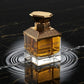Un plan moyen de profil du flacon de image_28.png placé au centre d'un léger filet d'eau pure qui s'écoule doucement sur une surface de marbre noir lisse. Des micro-gouttelettes d'eau perlent de manière réaliste sur les parois transparentes de image_28.png, créant des ondulations transparentes et nettes sur le sol réfléchissant. Style : Photographie d'art minimaliste. (gemini-3.1-flash-image-preview)