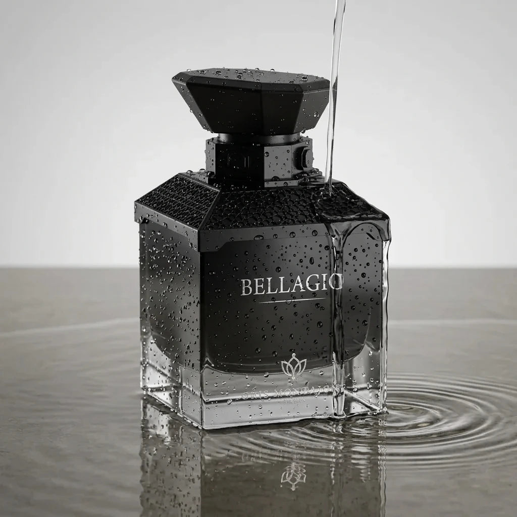 Un plan moyen de profil du flacon de image_29.png placé au centre d'un léger filet d'eau pure qui s'écoule doucement sur une surface de calcaire lisse. Des micro-gouttelettes perlent de manière réaliste sur les parois noires mates de image_29.png, créant des ondulations transparentes et nettes sur le sol réfléchissant. Style : Photographie d'art minimaliste. (gemini-3.1-flash-image-preview)