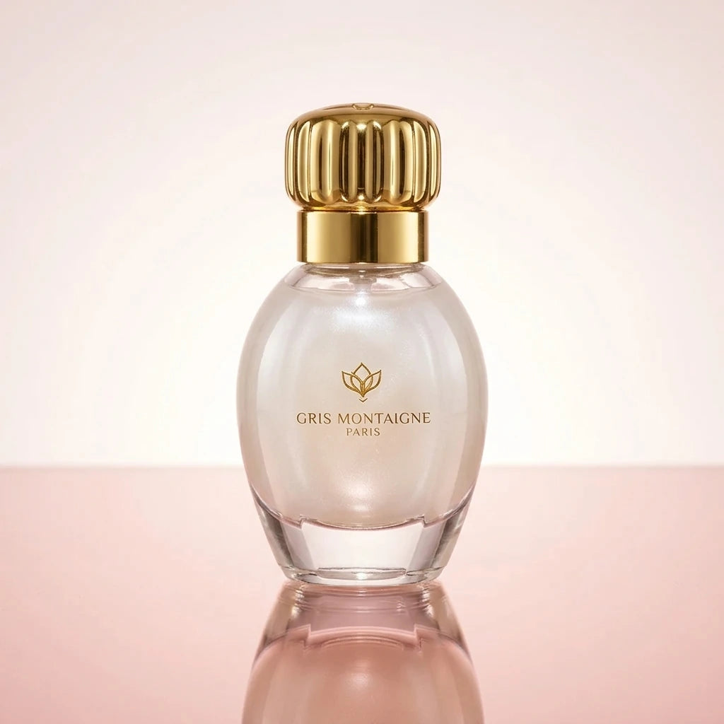 Un plan moyen frontal du petit flacon ovoïde de image_2fcb00.jpg isolé, posé sur une surface miroir rose laquée parfaitement polie. Une lumière douce traverse la scène par l'arrière (backlight), révélant la texture blanche et laiteuse du jus à travers le verre transparent et faisant briller le logo doré 'GRIS MONTAIGNE' de image_2fcb00.jpg. Le bouchon doré cannelé reflète une ligne lumineuse nette. Style : Photographie cosmétique de haute précision. (gemini-3.1-flash-image-preview)