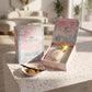 Un plan large oblique du coffret ouvert et du flacon de image_3b1d7b.jpg exposés sur une console moderne en terrazzo blanc et rose pastel. À côté des produits, une petite coupelle artisanale en porcelaine contient une gousse de vanille entrouverte et de la poudre de sucre roux. Un rayon de soleil réaliste traverse la scène de biais, créant un éclat scintillant intense sur la couronne dorée de image_3b1d7b.jpg. Style : Campagne publicitaire lifestyle. (gemini-3.1-flash-image-preview)