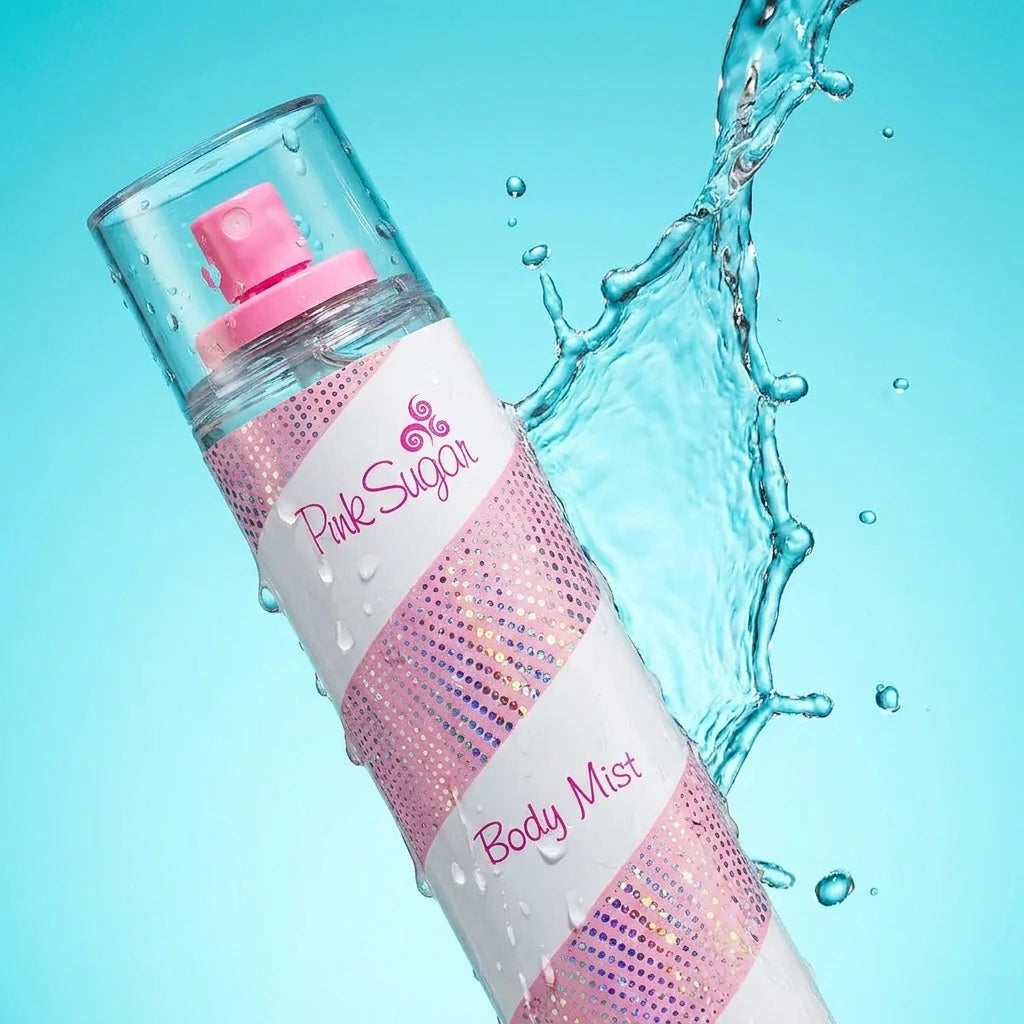 Angle : Angle oblique dynamique.  Scène : Le flacon "Pink Sugar Body Mist" est capturé alors qu'une éclaboussure d'eau pure et dynamique se soulève juste derrière lui sur le côté droit. Les gouttes d'eau sont figées dans l'air par l'appareil photo, certaines d'entre elles glissant le long du flacon en verre.  Fond : Un studio bleu aqua très clair et lumineux qui donne une sensation de fraîcheur instantanée. (gemini-3-pro-image-preview)