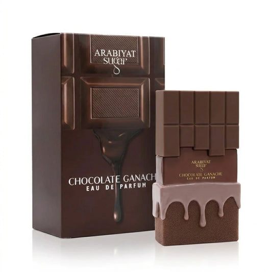 Angle : Perspective à 3/4 classique de studio e-commerce.  Scène : Le grand boîtier en carton de image_7d86fd.jpg est placé en arrière-plan à gauche, montrant clairement l'illustration de la tablette de chocolat et l'inscription "CHOCOLATE GANACHE". Juste devant lui et légèrement décalé vers la droite, le flacon de parfum est mis en valeur au premier plan. Les deux éléments sont parfaitement nets, créant une profondeur élégante. Une ombre portée douce et diffuse est visible sur le sol blanc immaculé.  Fond 