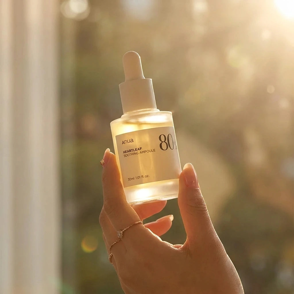 le produit est tenu par une main d'une femme élégante face au rayon de soleil (gemini-3-pro-image-preview)
