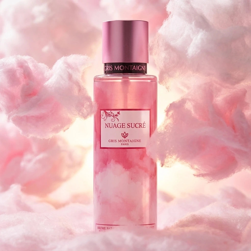 Un plan moyen net et rigoureusement frontal du flacon de brume parfumée image_32.png posé à la verticale au centre d’une composition de fins nuages de barbe à papa rose et blanche vaporeuse en suspension. La lumière traverse subtilement la scène par l'arrière (backlight), faisant rayonner le décor nuageux de la bouteille de image_32.png et ressortir l'étiquette blanche 'NUAGE SUCRÉ'. Style : Photographie publicitaire de beauté, douce, onirique et féerique. (gemini-3-pro-image-preview)
