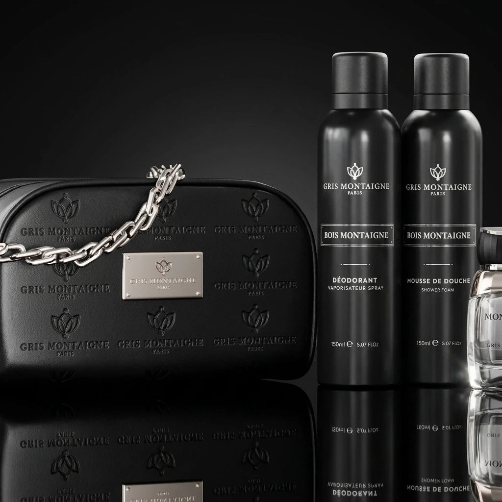 Un plan moyen de face respectant la composition complète de image_19.png : la trousse noire embossée et sa chaîne argentée sont installées à gauche, tandis que les deux flacons de soin noirs mats et le flacon de parfum transparent sont alignés avec élégance à droite sur une surface laquée noire et lisse. Le sol crée un reflet miroir net et impeccable sous chaque élément. Style : Packshot commercial haut de gamme. (gemini-3-pro-image-preview)