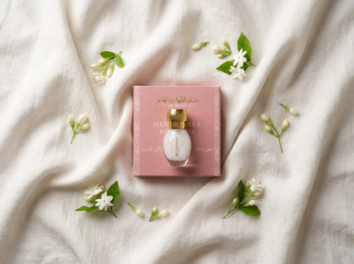 Un plan large en plongée totale (vue du dessus) du coffret de image_2f4efb.jpg niché au centre de vagues formées par un tissu en lin blanc naturel froissé. Quelques boutons de jasmin blanc frais sont délicatement parsemés autour de la boîte rose. L'éclairage est enveloppant et sans ombres dures, mettant en avant la douceur de la couleur vieux rose de image_2f4efb.jpg. Style : Photographie lifestyle haut de gamme. (gemini-3-pro-image-preview)