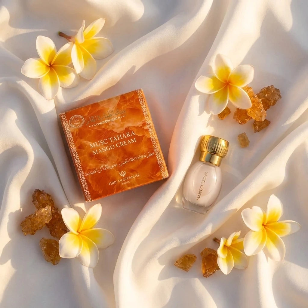 Un plan large en plongée totale (vue du dessus) du coffret de image_2f6169.jpg niché de manière élégante au milieu de drapés de soie blanche fluide. Autour du coffret, quelques fleurs fraîches de frangipanier et des éclats de sucre candi ambré sont délicatement parsemés. L'éclairage est doux, enveloppant et chaud, rappelant une fin d'après-midi ensoleillée. Style : Composition de nature morte éditoriale de luxe. (gemini-3-pro-image-preview)
