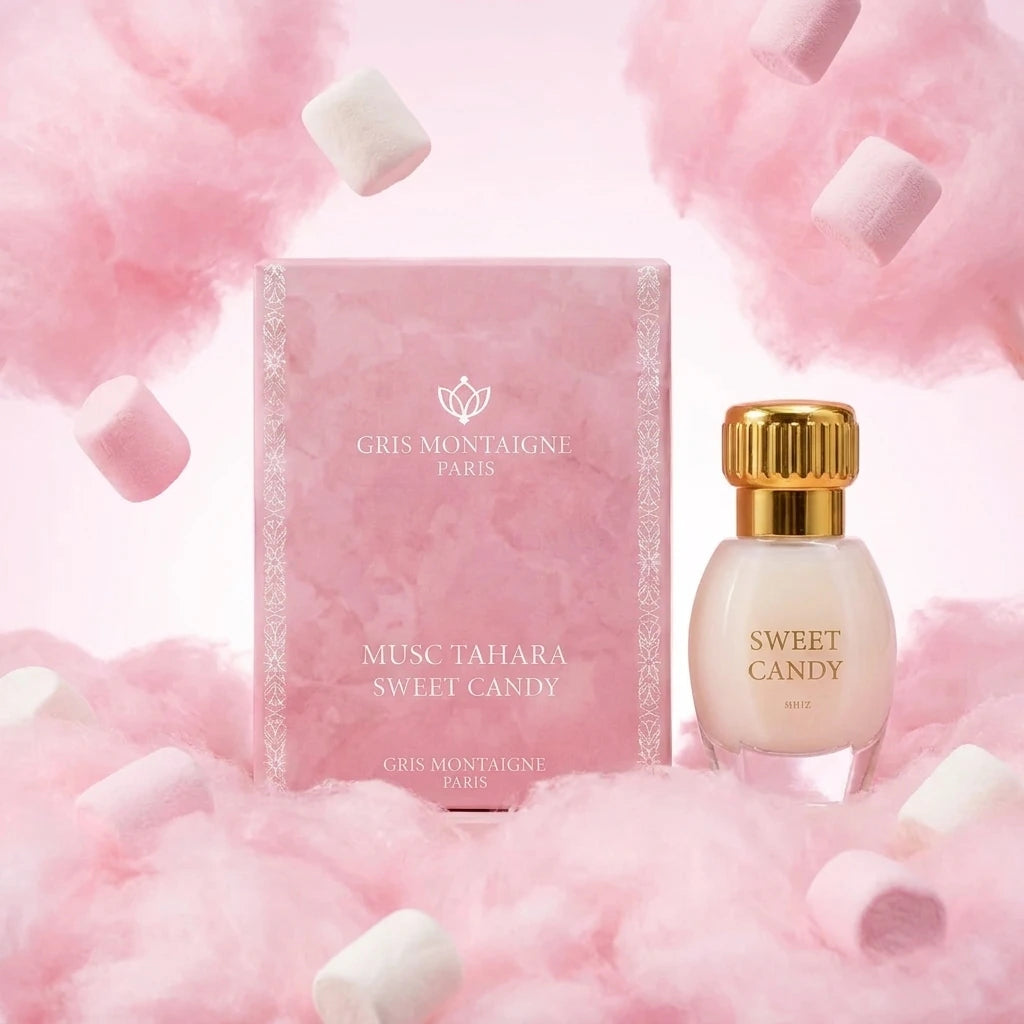 Un plan moyen net et rigoureusement frontal du coffret rose image_30acb9.jpg posé verticalement au centre d'une composition aérienne de fins nuages de barbe à papa rose et de guimauves moelleuses suspendues. Un éclairage de studio vif, pop et diffus illumine la scène, faisant ressortir les frises blanches et le lettrage doré de image_30acb9.jpg sans créer d'ombres dures. Style : Photographie publicitaire de beauté, ludique et haut de gamme. (gemini-3-pro-image-preview)