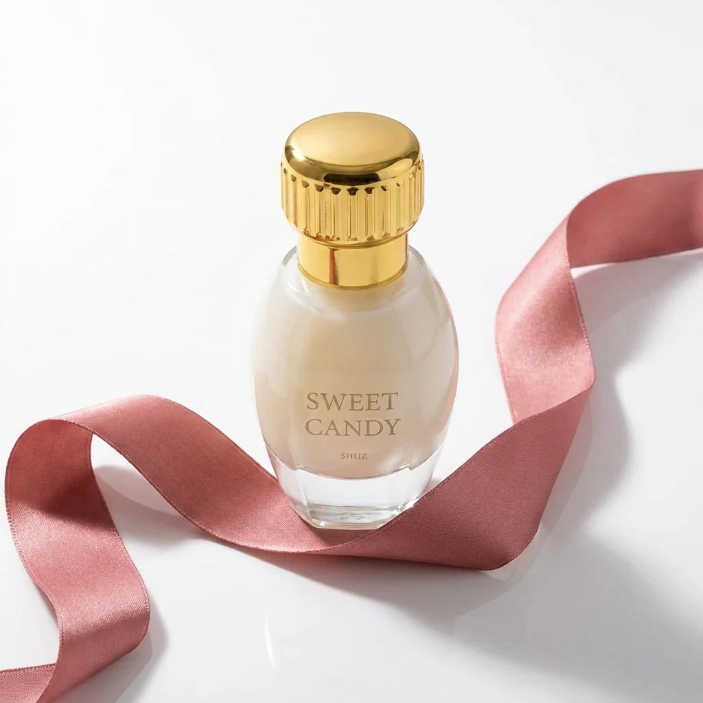 Un plan moyen en plongée à 60 degrés du flacon de image_30acb9.jpg délicatement posé sur une surface laquée blanche impeccable. Un ruban de soie fluide couleur vieux rose ondule de manière asymétrique autour de la bouteille. La lumière rasante souligne la rondeur parfaite du flacon de image_30acb9.jpg et l'éclat miroir de son bouchon métallique doré. Style : Éditorial de beauté épuré. (gemini-3-pro-image-preview)